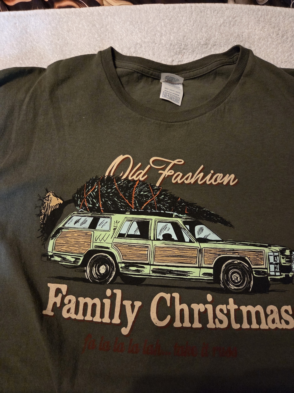 Old fashioned Family Christmas Mens T-shirt. Olive 3X Like New